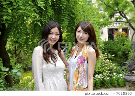 Two beautiful girls Two beautiful girls 7610893