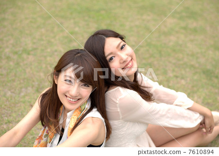 兩個漂亮的女孩 兩個漂亮的女孩 7610894