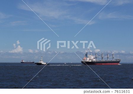 A view of the cargo ship and the sky off the port of Yokohama 7611631