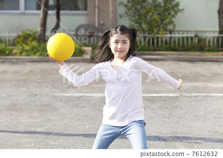 小學女生玩躲避球 小學女生玩躲避球 7612632