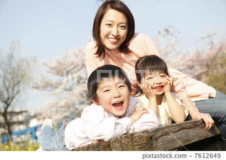 Portrait of mother and two children Portrait of mother and two children 7612649