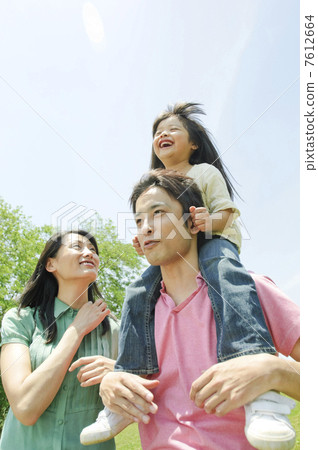 一位母親站在她的父親旁邊帶肩女兒 一位母親站在她的父親旁邊帶肩女兒 7612664