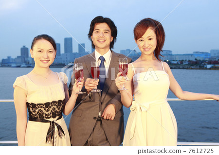 男人和女人在露台上喝酒 7612725