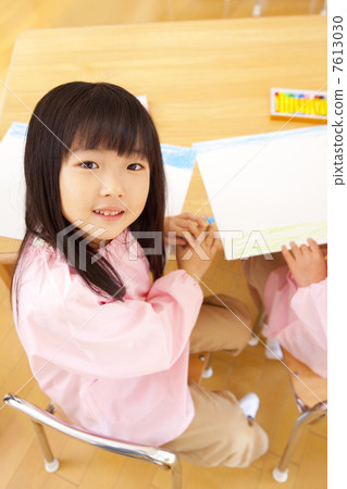 在手中微笑與蠟筆的幼兒園女孩 7613030