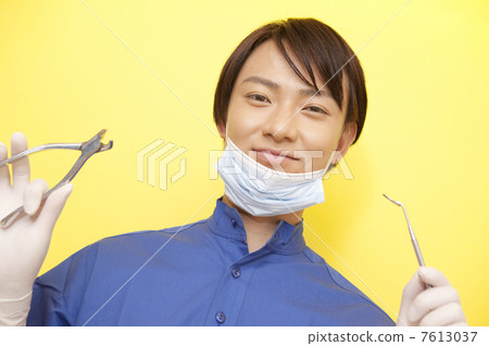 Male dentist with mouth mirror and pliers 7613037
