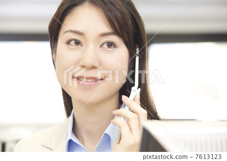 OL在手機上聊天 OL在手機上聊天 7613123