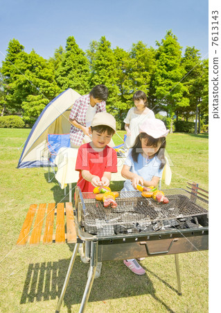 Family preparing for barbecue 7613143
