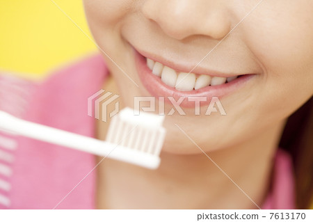 Women's mouth with a toothbrush 7613170