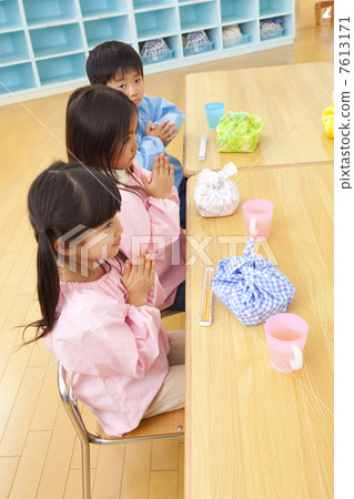Kindergarten teacher and kindergarten child eating lunch Kindergarten teacher and kindergarten child eating lunch 7613171
