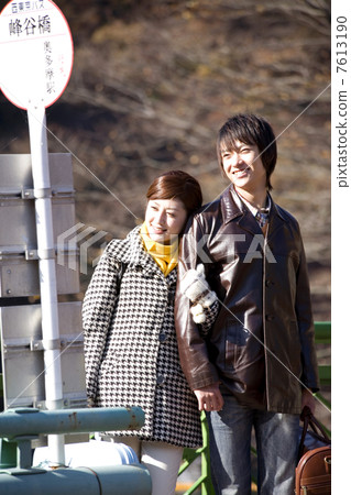 站立在公共汽車站的夫婦 7613190
