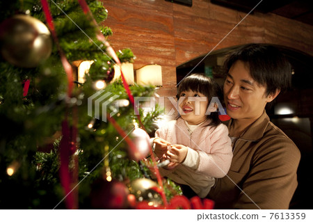 A girl and a father decorating a Christmas tree 7613359