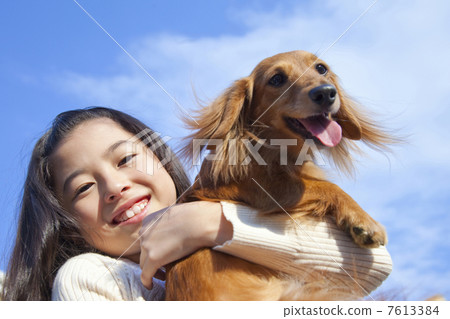 拿著微型達克斯獵犬的女孩 拿著微型達克斯獵犬的女孩 7613384