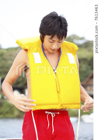 男子身穿救生衣 7613463