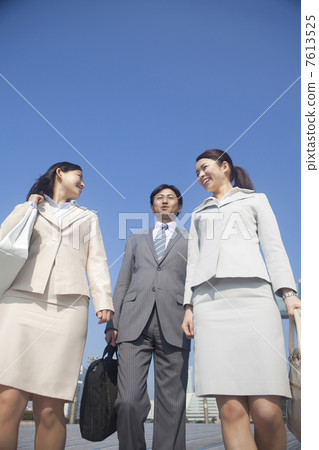 兩個商人和兩個OL人在移動 兩個商人和兩個OL人在移動 7613525