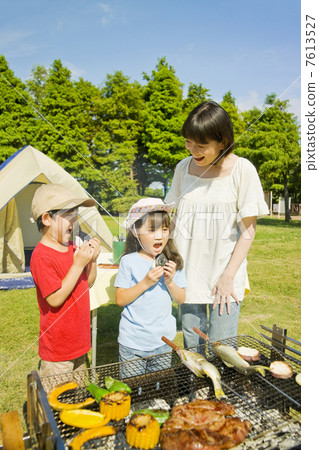Family enjoying a barbecue 7613527