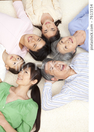 微笑與躺下的三代父母和孩子 7613554