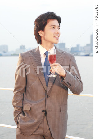 男人在露台上喝酒 7613560