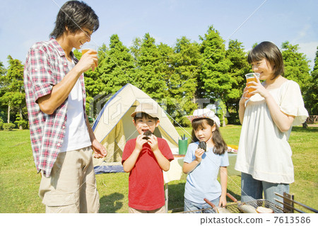 Family enjoying a barbecue 7613586