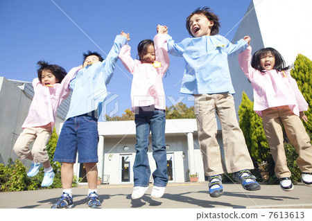 一個微笑的幼兒園的五個孩子跳 7613613