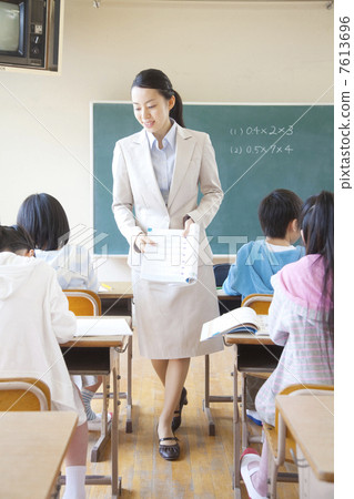 Elementary school class scenery 7613696