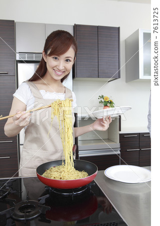 一個女人試圖提供麵食 一個女人試圖提供麵食 7613725