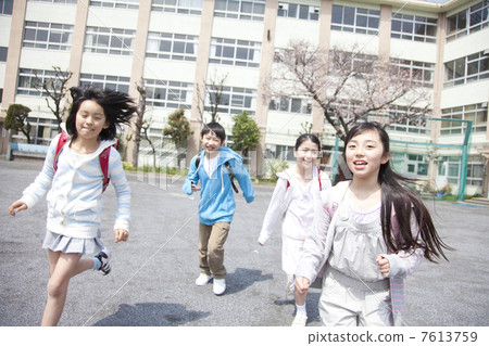 Four elementary school students going back to school 7613759