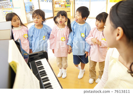 幼兒園小孩根據幼兒園老師的鋼琴唱歌 7613811