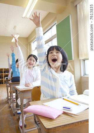 在上課期間揮動手的小學女孩 7613835