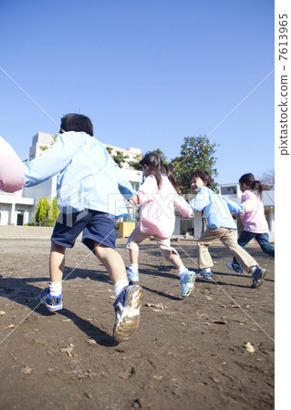 跑在庭院裡的幼兒園孩子的後方 7613965