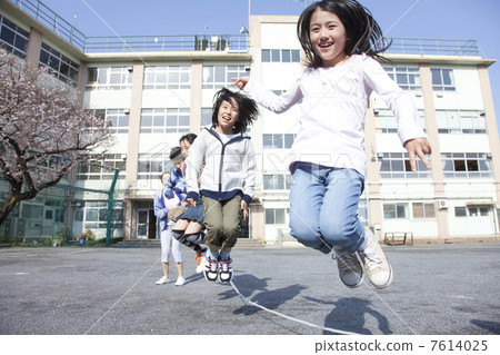 Elementary school students and teachers who play large rope 7614025