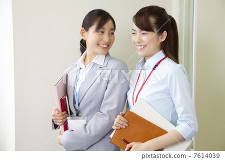 兩個人走路時說話 7614039