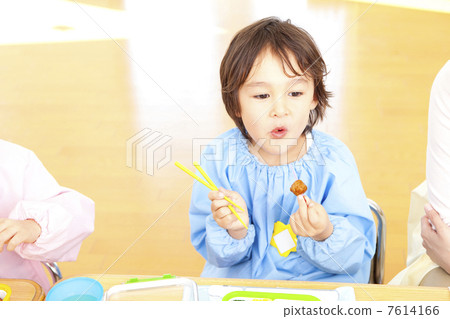 幼兒園男孩吃午餐 7614166