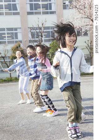 Four elementary school students who make a jump rope and a teacher 7614225