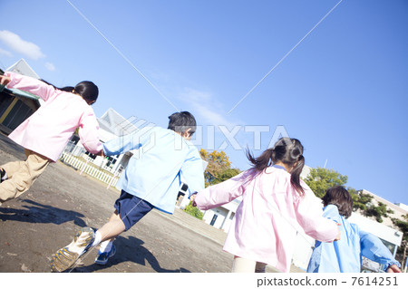 跑在庭院裡的幼兒園孩子的後方 7614251