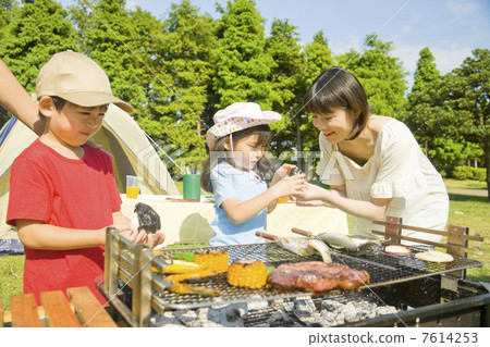 家庭享受燒烤 7614253
