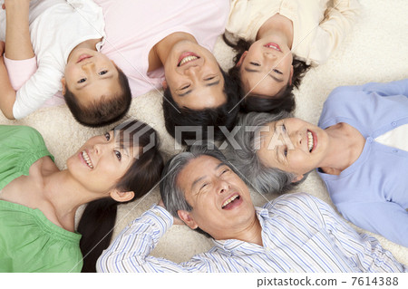 Three generations of parent and child smiling with lying down Three generations of parent and child smiling with lying down 7614388
