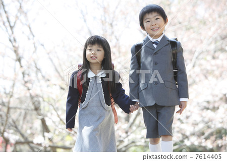 站立在櫻花下的小學女孩 站立在櫻花下的小學女孩 7614405