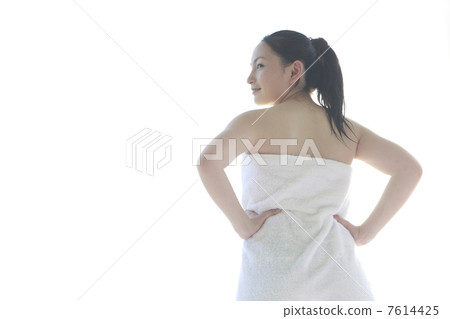 一個女人站在身後浴巾 一個女人站在身後浴巾 7614425