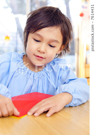 折疊摺紙的幼兒園男孩 7614431