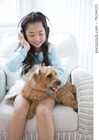 拿著諾福克狗的女孩，當聽到音樂時 7614433