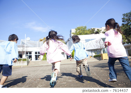 Rear of a kindergarten child running in the garden 7614437