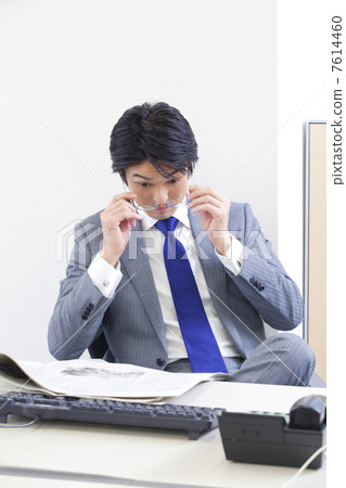 戴眼鏡的商人 7614460