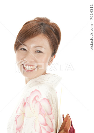 回顧與在傳送帶的一個愛好者的yukata婦女 7614511