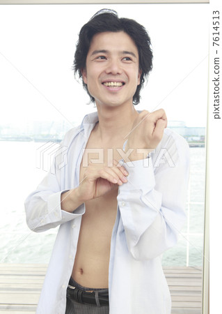 一個男人穿著一件襯衫 一個男人穿著一件襯衫 7614513