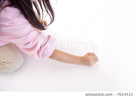 幼兒園女孩在仿製紙的圖畫圖片 幼兒園女孩在仿製紙的圖畫圖片 7614515