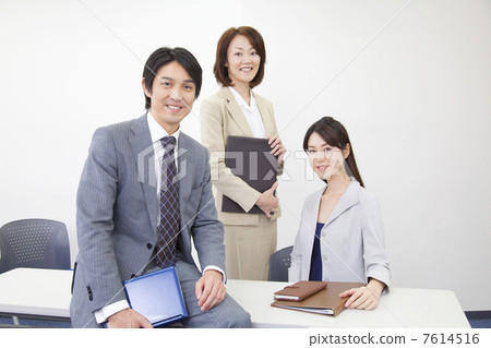 微笑在會議室和OL的商人 微笑在會議室和OL的商人 7614516