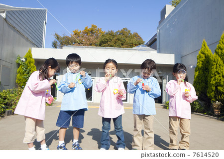 5個幼兒園的孩子們穿著肥皂泡 5個幼兒園的孩子們穿著肥皂泡 7614520