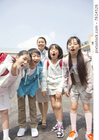 四個小學生帶著微笑和一位女老師 四個小學生帶著微笑和一位女老師 7614526