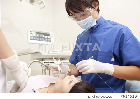 對待女性患者的男性牙醫 對待女性患者的男性牙醫 7614529