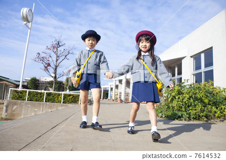 Kindergarten children attending school 7614532